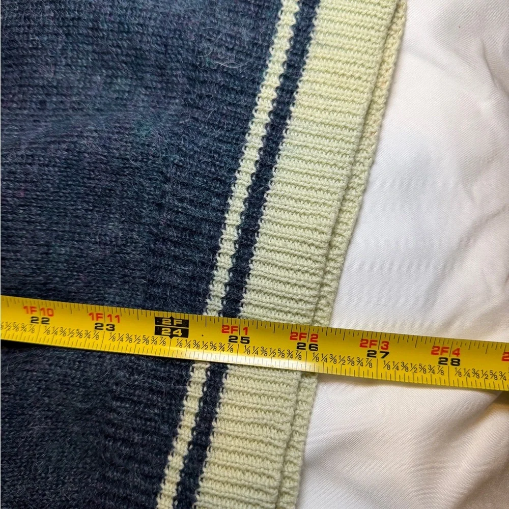 Banana Republic Men's Navy Sweater with Light green Trim